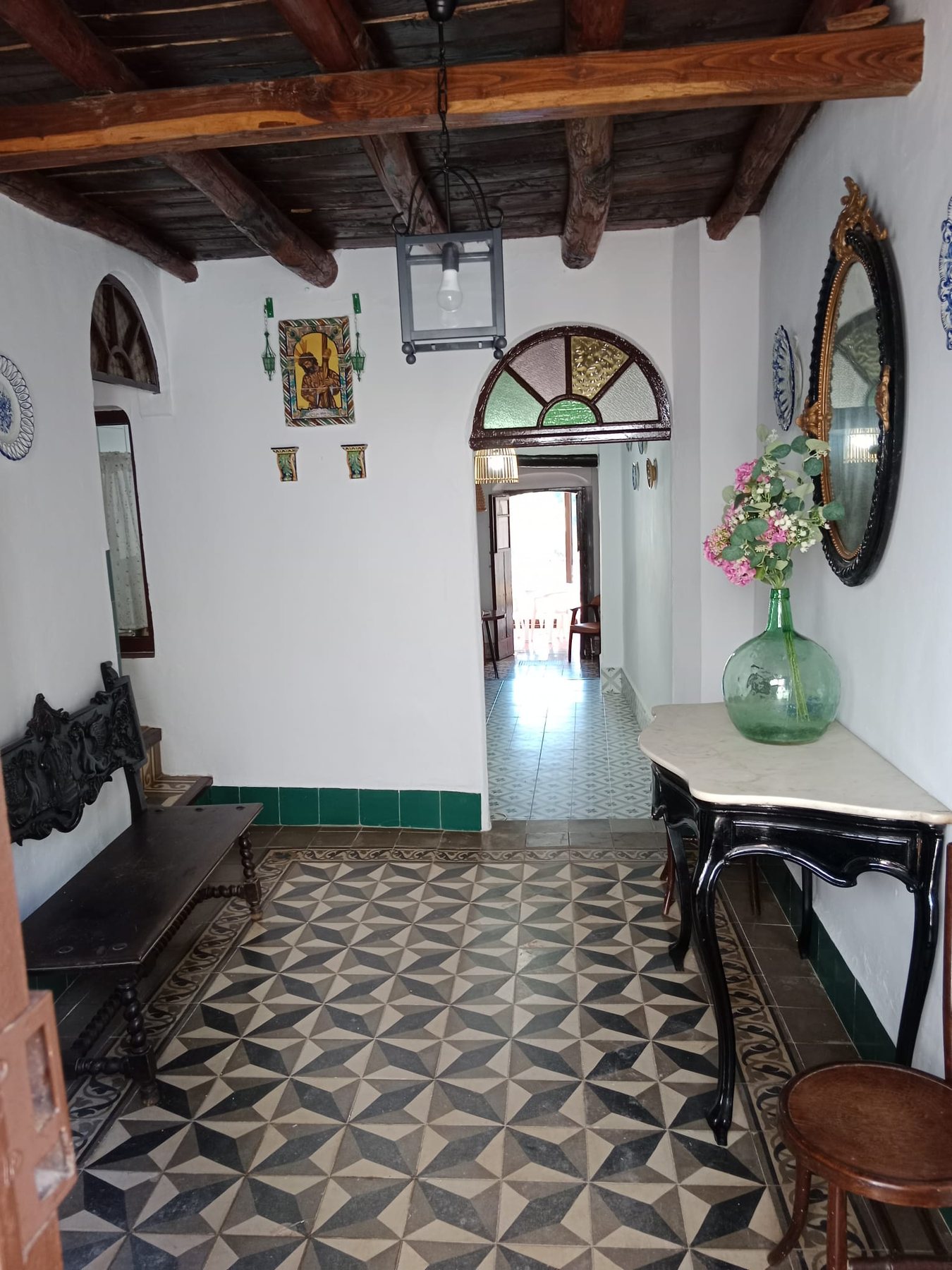 Fachada y entrada señorial de Casa Rural Doña Cristina en Valdelarco