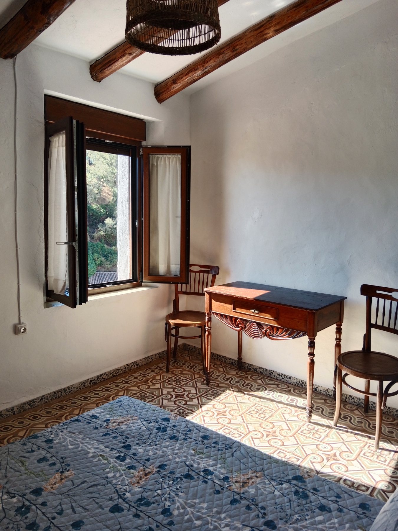 Dormitorio principal con cama de matrimonio