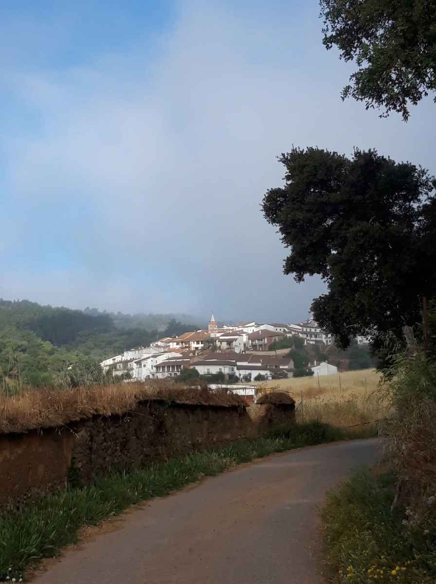 Camino rural con vistas a Valdelarco